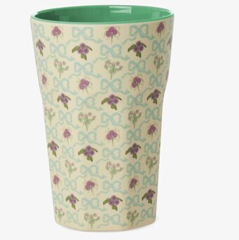 Bild på latte-mugg med pastellmönster och grön insida