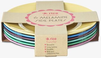 Bild på färgglada melaminassietter i 6-pack med kartongband