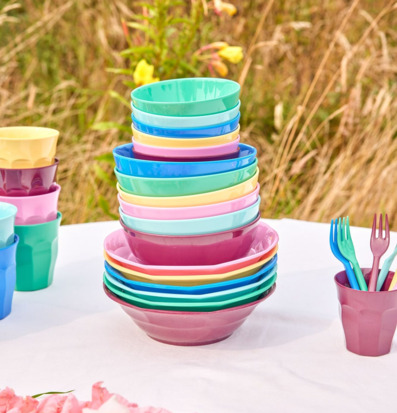 Bild av färgglad utomhusdukning med staplade melaminskålar