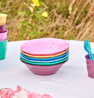 Bild av färgglad dukning utomhus med skålar och blommor