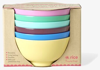 Bild på sex färgglada melaminskålar i staplad förpackning