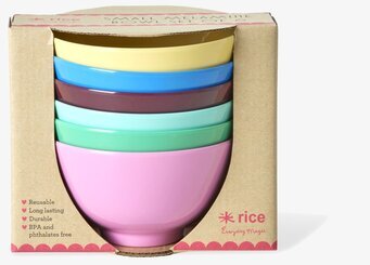 Bild på färgglada små skålar i stapelbar förpackning