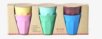 Bild på sex färgglada melaminmuggar i praktisk förpackning