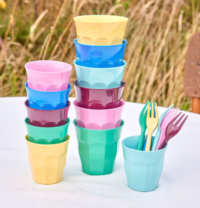 Bild av färgglada plastmuggar och bestick för utomhusbruk