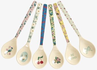 Bild av sex färgglada teskedar i melamin med blommotiv