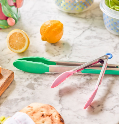 Bild: Färgglada tänger och detaljer i inspirerande köksmiljö