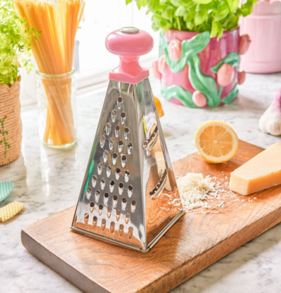 Bild på modernt kök med rivjärn, ost och färska örter