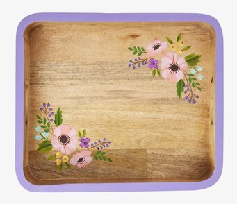 Bild av träbricka med lila ram och handmålade blommor