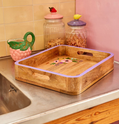 Bild: Kvadratisk träbricka med handmålade blommor i kök