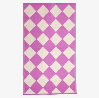 Bild på matta med rosa och vit harlequinrutigt mönster