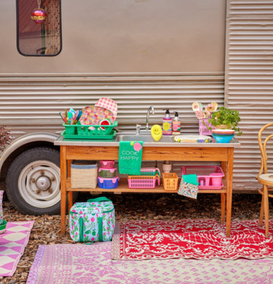 Bild av färgstark utomhusmiljö med mattor och förvaring