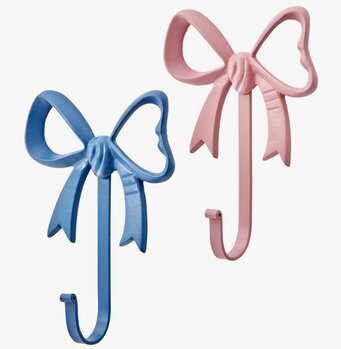 Bild på två dekorativa väggkrokar i rosettform, rosa och blå