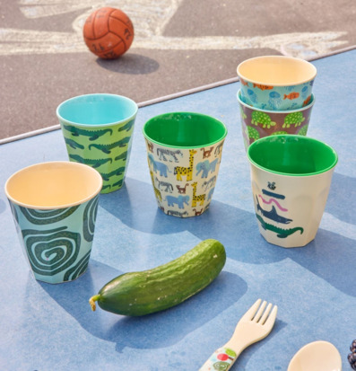 Bild: Färgglada små muggar med djurmotiv på skolgård