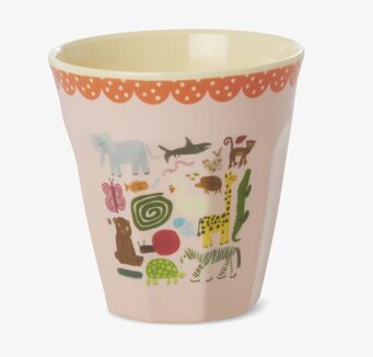 Bild av färgglad barnmugg med djurmotiv och pastellfärger