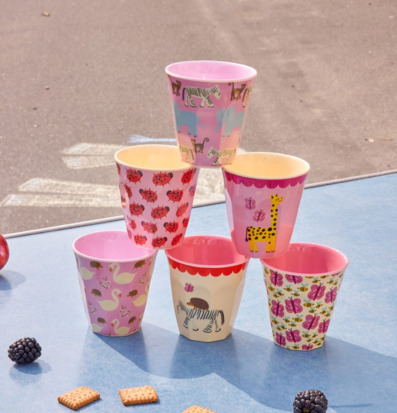 Bild av färgglada barnmuggar med djurmotiv för utomhusfika