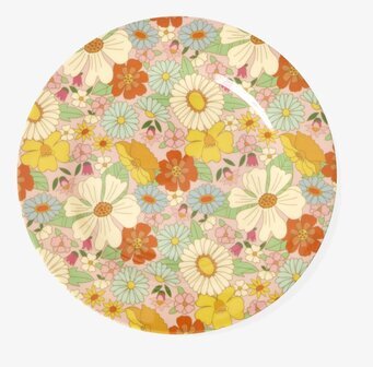 Bild på rund assiett med tätt blommönster i pastellfärger