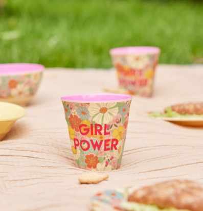 Bild av färgglad picknick med blommiga koppar och kex