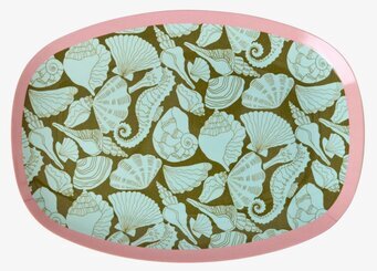 Bild på oval tallrik med marina motiv och pastellfärger