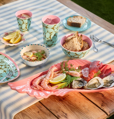 Bild av somrig dukning utomhus med maritim känsla och skaldjur