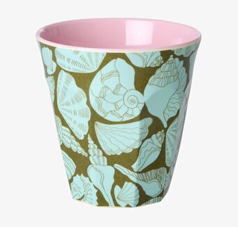 Bild på konisk melaminmugg med snäckskalsmotiv och rosa insida