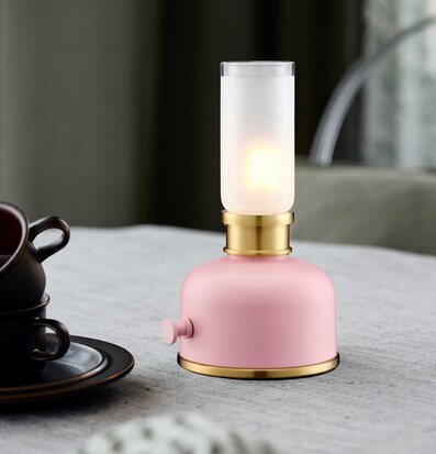 Bild på modern bordslampa i rosa och mässing för hemmet