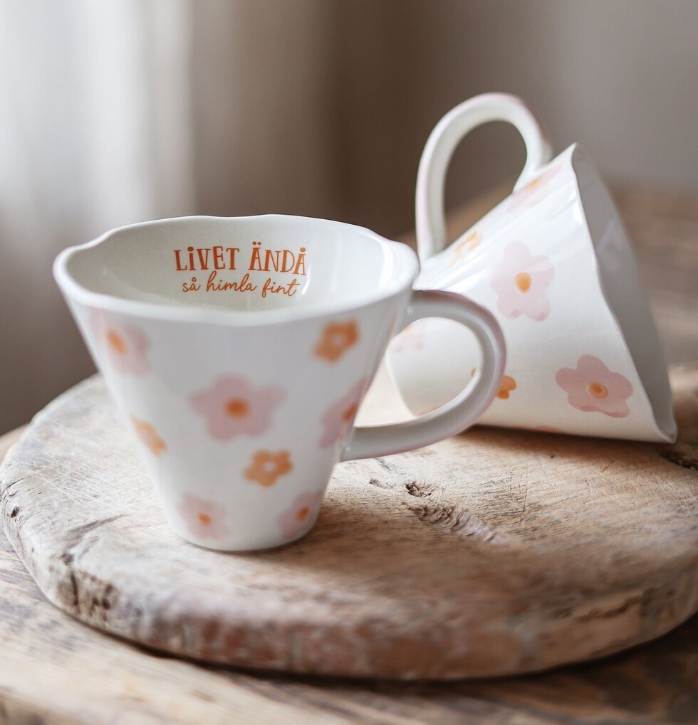 Mugg - Livet Ändå, Så Himla Fint Majas Cottage Muggar/koppar i porslin, keramik, papper eller biologiskt