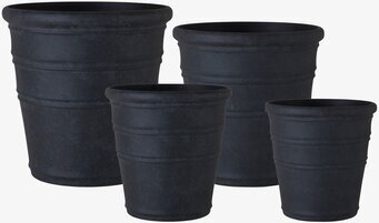 Bild på set med fyra svarta krukor i olika storlekar och former