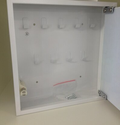 Foto av ett stilrent och funktionellt nyckelskåp i vitt