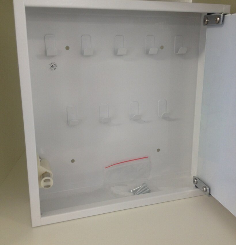 Nyckelskåp Solskenshus från Dixie i vit metall med krokar