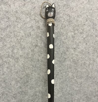 Bild av ryggkliare katt svartvit med handmålad detalj och snöre