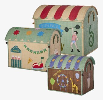 Bild på färgglada förvaringshus med tivolimotiv för barnrum