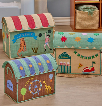 Bild av lekfullt barnrum med fantasifulla förvaringshus