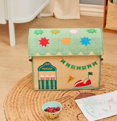 Bild av lekfullt barnrum med färgglad förvaringslösning