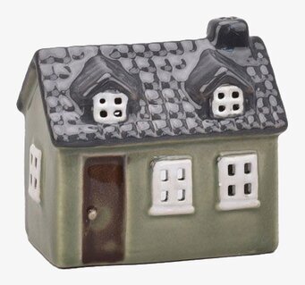 Bild av husformad ljuslykta med grönt tak och vita detaljer