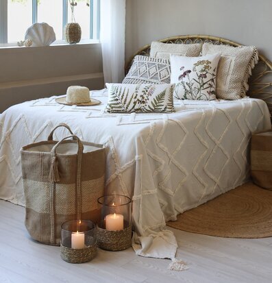 Bild: Stilrent sovrum med naturmaterial och lugna färger