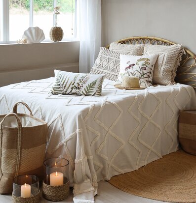 Bild av ljust sovrum med rotting, naturmaterial och textil