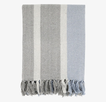 Bild på pläd i grått och himmelsblått med fiskbensmönster