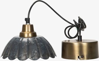 Bild på taklampa med veckad skärm och mässingsdetaljer