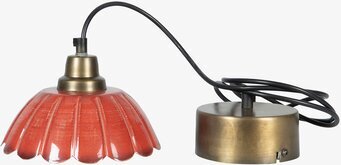 Bild av taklampa i keramik och mässing med brandy-röd skärm