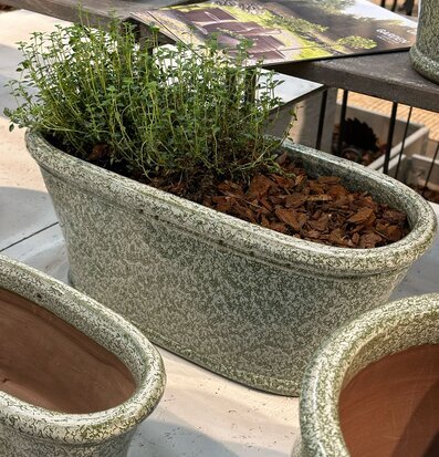 Bild på eleganta planteringslådor i keramik för trädgården