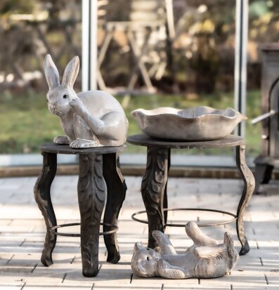 Bild av ljust uterum med dekorationer, kamin och fågelbad