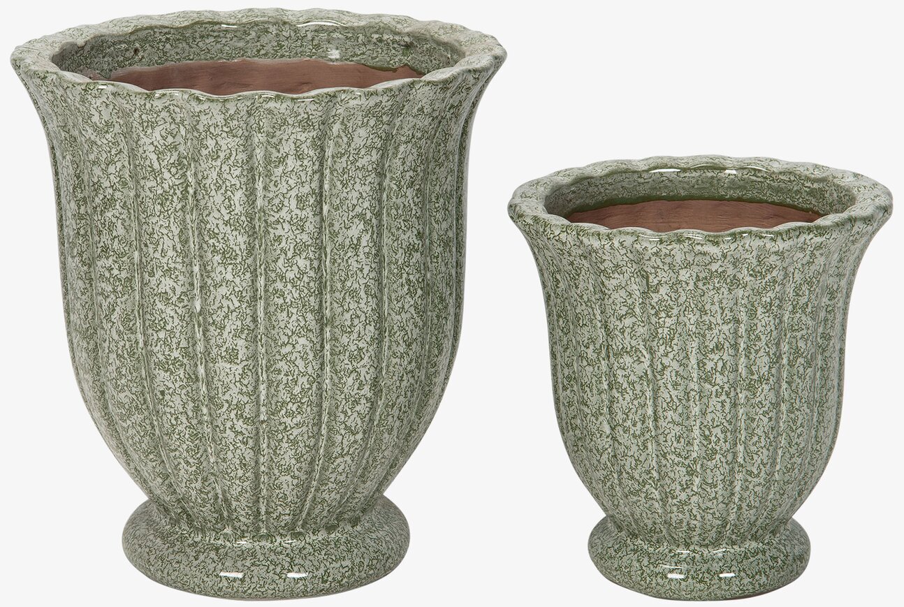Bild på två gröna blomkrukor i keramik med bladlikt mönster