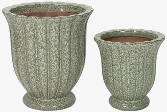 Bild på två gröna blomkrukor i keramik med bladlikt mönster