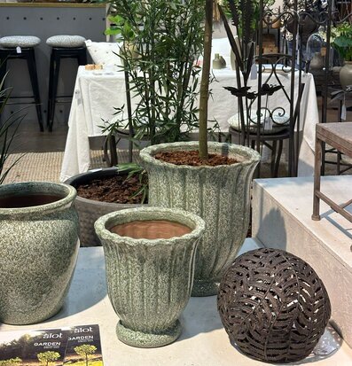 Bild på grönskande krukor och inspirerande inredningsmiljö