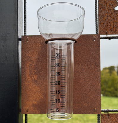 Bild på robust regnmätare i glas och cortenstål för trädgård