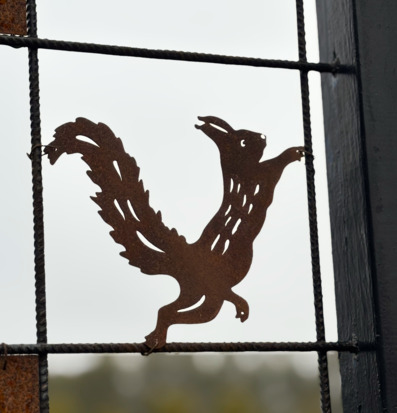 Bild av dekorativ ekorre i rostigt armeringsnät för trädgård