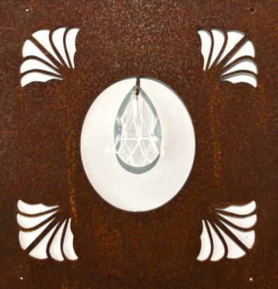 Bild på dekorativ skylt i cortenstål med glasdroppe och snäckor