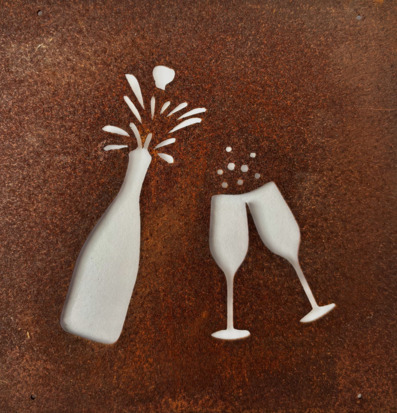 Bild på dekorativ metallskylt med champagneflaska och glas