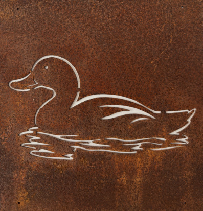 Bild av robust rostig metallskylt med anka och vågor motiv