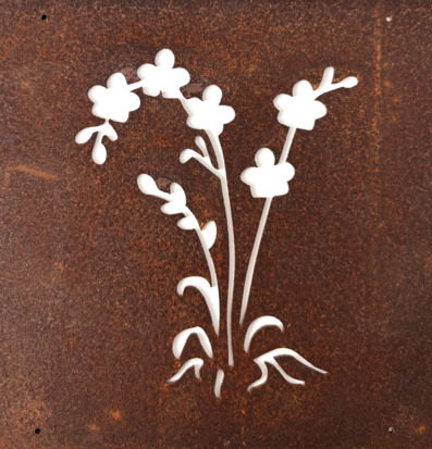 Bild av rostig metallskylt med utskurna orkidéblommor